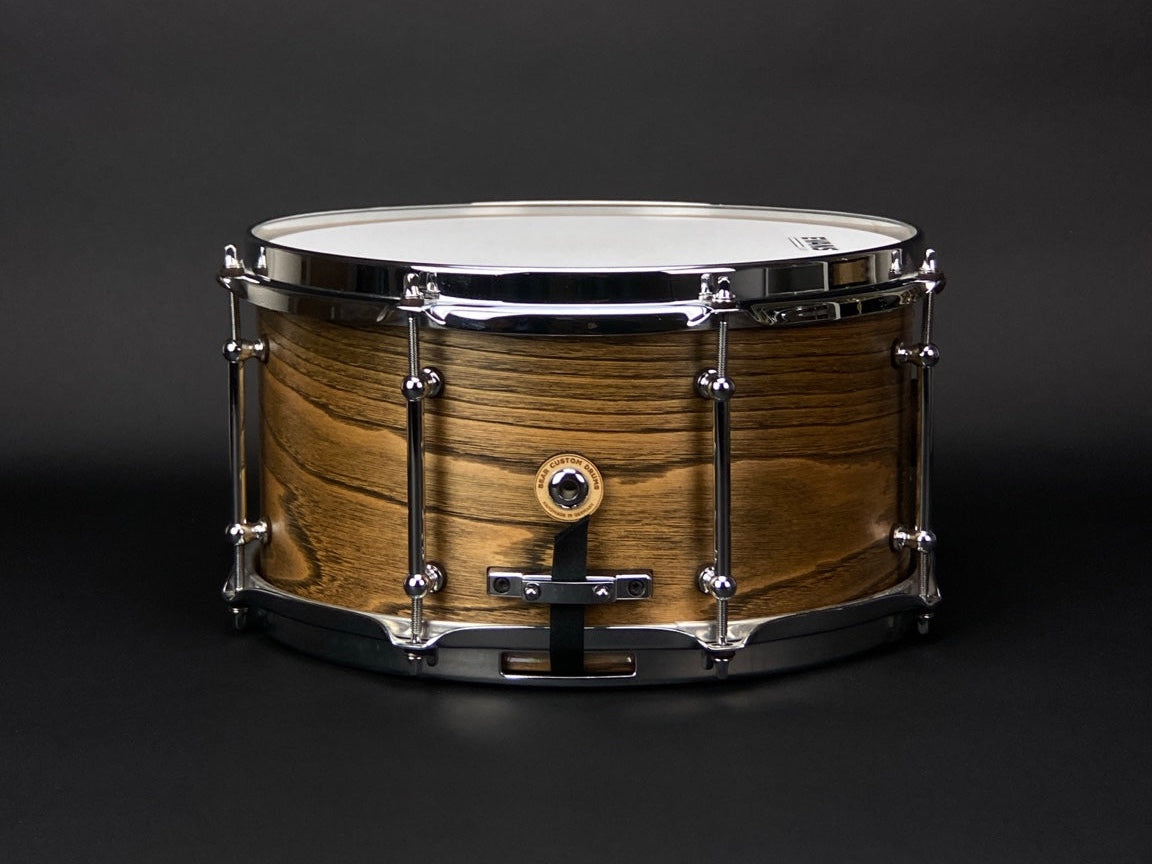 Rückansicht der Bear Custom Kastanien-Snare 13 × 7 Zoll mit Luftloch und Teppichbefestigung.