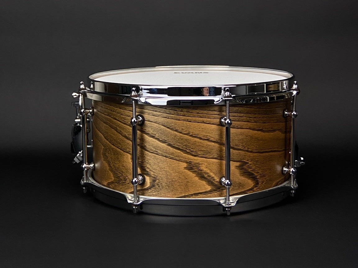 Seitenansicht der Bear Custom Snare 13 × 7 Zoll mit Kastanienmaserung und Tube Lugs.