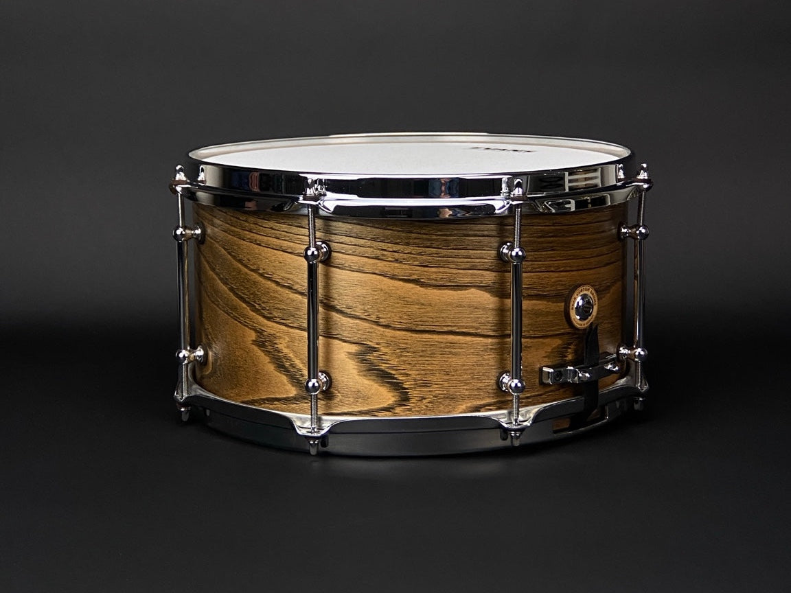Bear Custom Kastanien-Snare 13 × 7 Zoll in schräger Rückansicht.