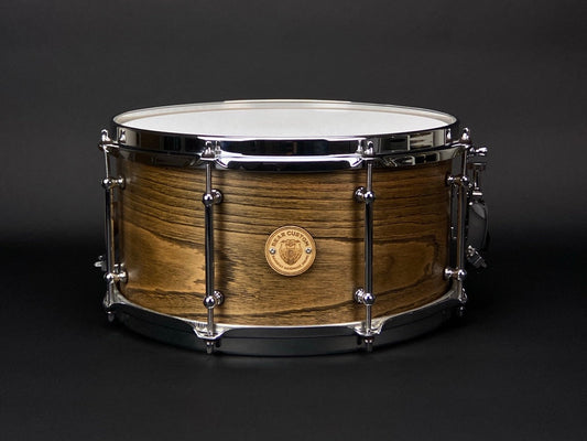 Bear Custom Snare Drum 13 × 7 Zoll mit Kessel aus 100 % Kastanie, markanter Holzmaserung und verchromter Hardware.