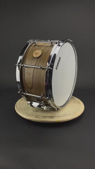 Video der Bear Custom Snare Drum 13 × 7 Zoll aus 100 % Kastanie.